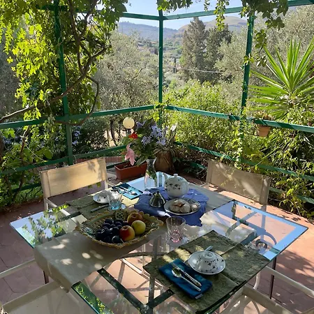 Salina - Vicina Al Mare Con Giardino Privato