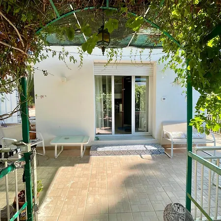 Salina - Vicina Al Mare Con Giardino Privato Vakantiehuis
