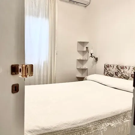 Salina - Vicina Al Mare Con Giardino Privato Vakantiehuis